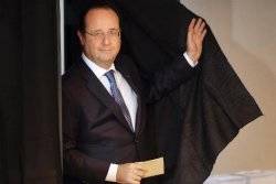 Hollande calls for EU to reduce its role 