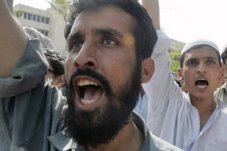 Deadly blast hits Pakistani troops