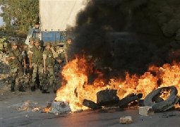 Anti-government protesters paralyze Beirut 