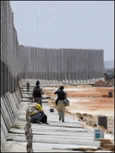 Palestinian Leader Rallies Regional Support, Dahlan and Mofaz Discuss about Israeli Pullout