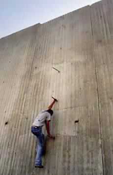 One Died in Tel Aviv Explosion