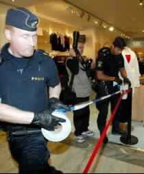 Swedish FM Anna Lindh Dies after Attack