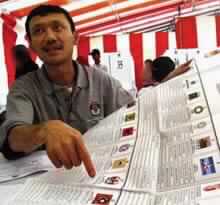 Huge Ballot Papers Bemuse Indonesian Voters
