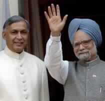 Pakistan PM Talks Kashmir in Delhi